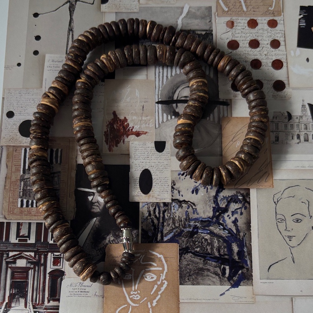 Vintage Brown Shell Necklace w Pouch